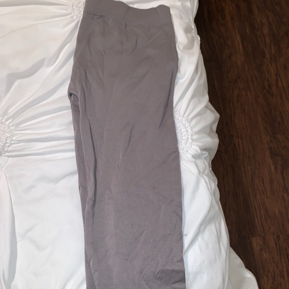 GREY LEGGINGS